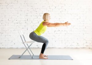 Yoga en postura de silla para personas mayores